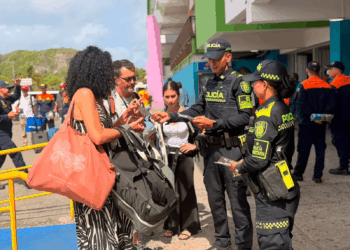 La Policía Nacional fortalece la seguridad y la atención a turistas en el aeropuerto internacional Gustavo Rojas Pinilla  