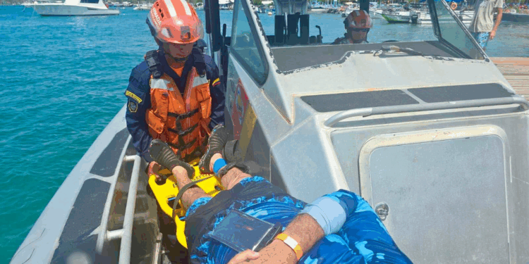 Armada Nacional apoyó una evacuación médica de cayo acuario por fractura de tobillo de turista