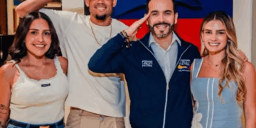 Analista Carlos Antonio Vélez aplaudió visita del jugador Luis Díaz al presidente electo Abelardo de la Espriella, ya que esto acerca de nuevo el deporte al gobierno ya que en la era de Gustavo Petro desvalijaron el deporte.