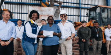 Presidente Abelardo de la Espriella en su segunda visita entrega ayudas y presenta la casa modelo en Buenaventura para la reconstrucción post- terremoto
