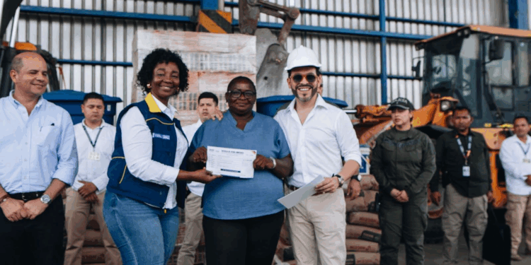 Presidente Abelardo de la Espriella en su segunda visita entrega ayudas y presenta la casa modelo en Buenaventura para la reconstrucción post- terremoto