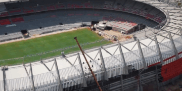 En San Andrés en más de tres años no han podido terminar el estadio de softball que es de bajo perfil. En Barranquilla en menos de un año avanzan las obras de modernización del super metropolitano que estará listo antes de terminar el 2026
