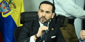 Presidente de la República, Abelardo de la Espriella y Ministro de Interior, Rodrigo Lara, anunciaron el rescate de una mujer con vida bajo los escombros, gracias a la operación de los bomberos a los que llamó «héroes de la patria».