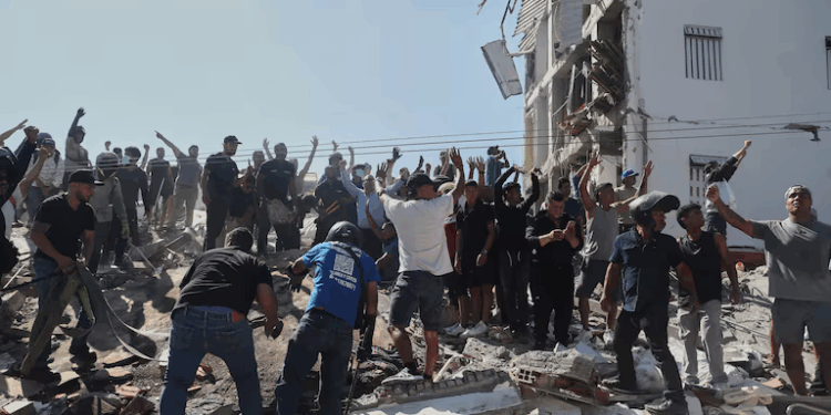 Rescatan a varias personas tras quedar atrapadas en la notaría 20 de Cali