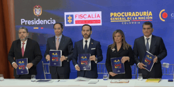 Presidente De la Espriella entrega a la Fiscalía el ‘Libro de la Verdad’ con más de 80 hallazgos de presunta corrupción del gobierno Petro
