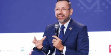 Senador JotaPe Hernández le llama la atención al ministro de vivienda por irse de playa en medio de la emergencia por el terremoto.