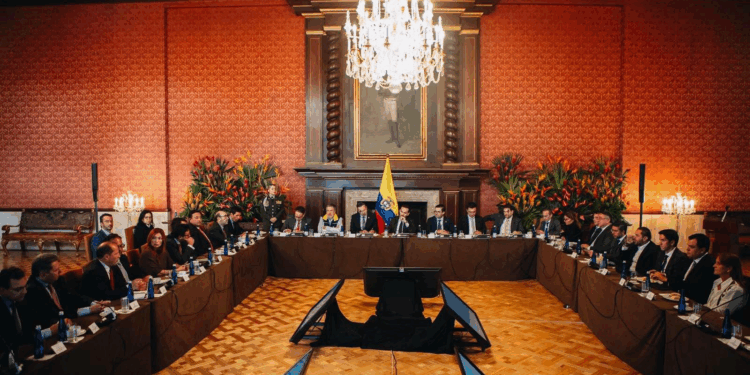 Reunión del presidente Abelardo de la Espriella con representantes del sector asegurador para comprometer el cumplimiento a los usuarios con seguros de sus propiedades afectadas por el terremoto.