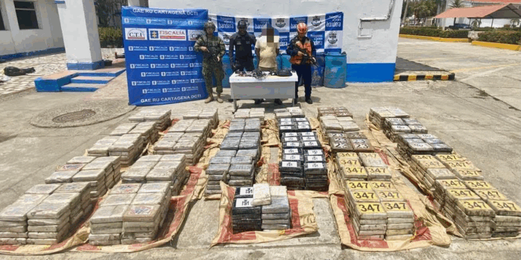 Armada Nacional incauta más de media tonelada de clorhidrato de cocaína y captura a un sujeto tras persecución en zona costera.