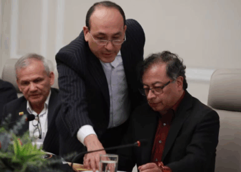 Destapan audios que comprometen la elección de magistrado Vladimir Fernández de la Corte Constitucional con esquema de corrupción de la UNGRD. La Fiscalía omitió investigar el caso.