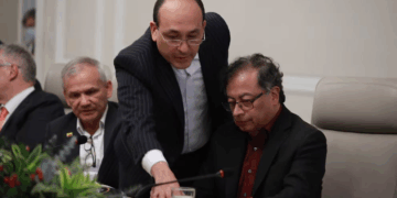 Destapan audios que comprometen la elección de magistrado Vladimir Fernández de la Corte Constitucional con esquema de corrupción de la UNGRD. La Fiscalía omitió investigar el caso.