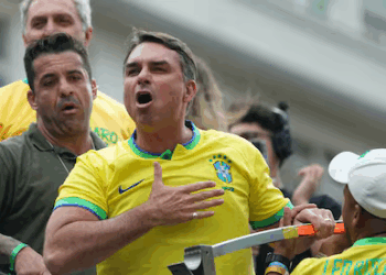 Flávio Bolsonaro gana la primera vuelta en Brasil y refuerza el giro a la derecha en América