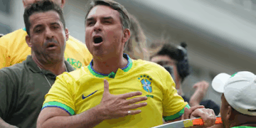 Flávio Bolsonaro gana la primera vuelta en Brasil y refuerza el giro a la derecha en América