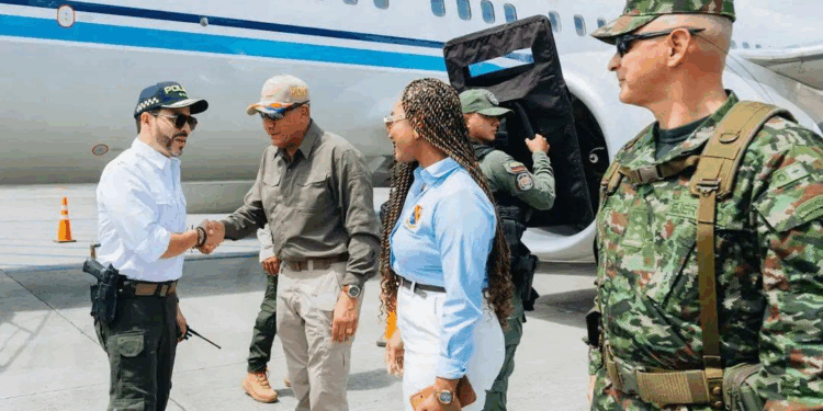 Presidente de la República, Abelardo de la Espriella avanza en su visita a la isla con un consejo de seguridad, reunión con empresarios y líderes regionales y encuentro con los periodistas locales.